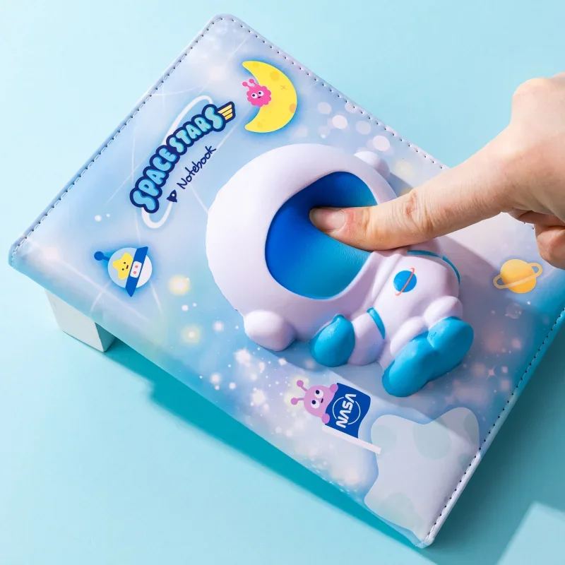 Traders notesz squishy-vel, A5, 128 mintás lap, űrhajós, iigen